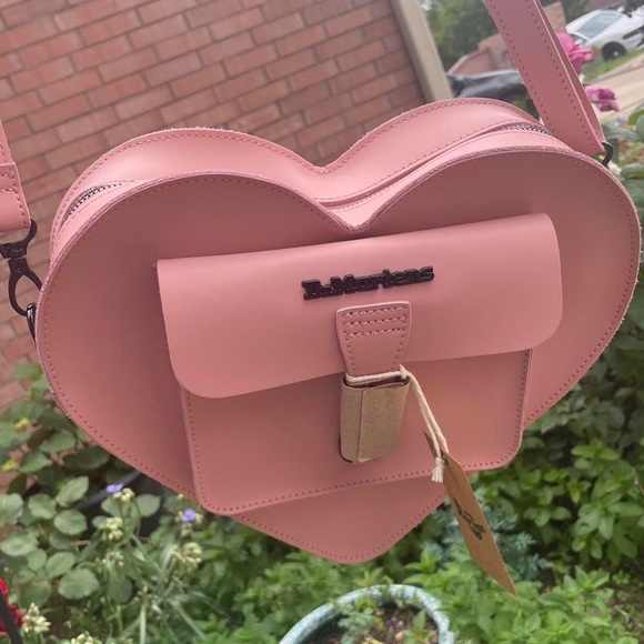 pink dr.martens heart purse - Picture 7 of 14